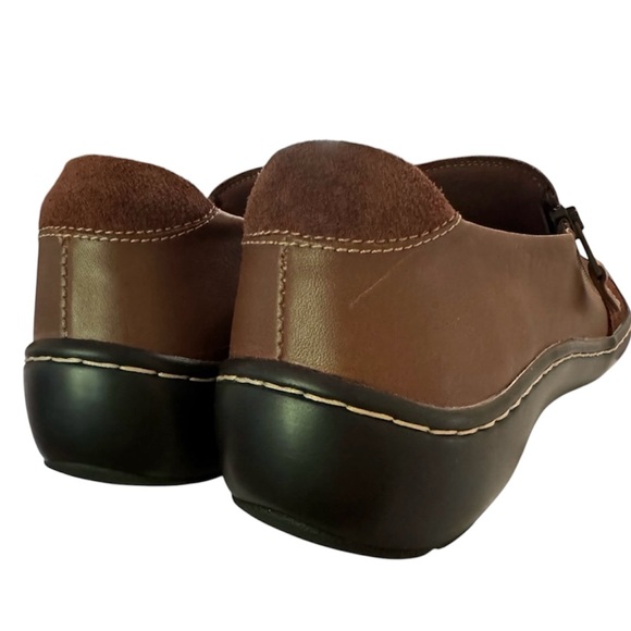 Clarks Size 8.5 Brown Slip On Shoes - Picture 3 of 4